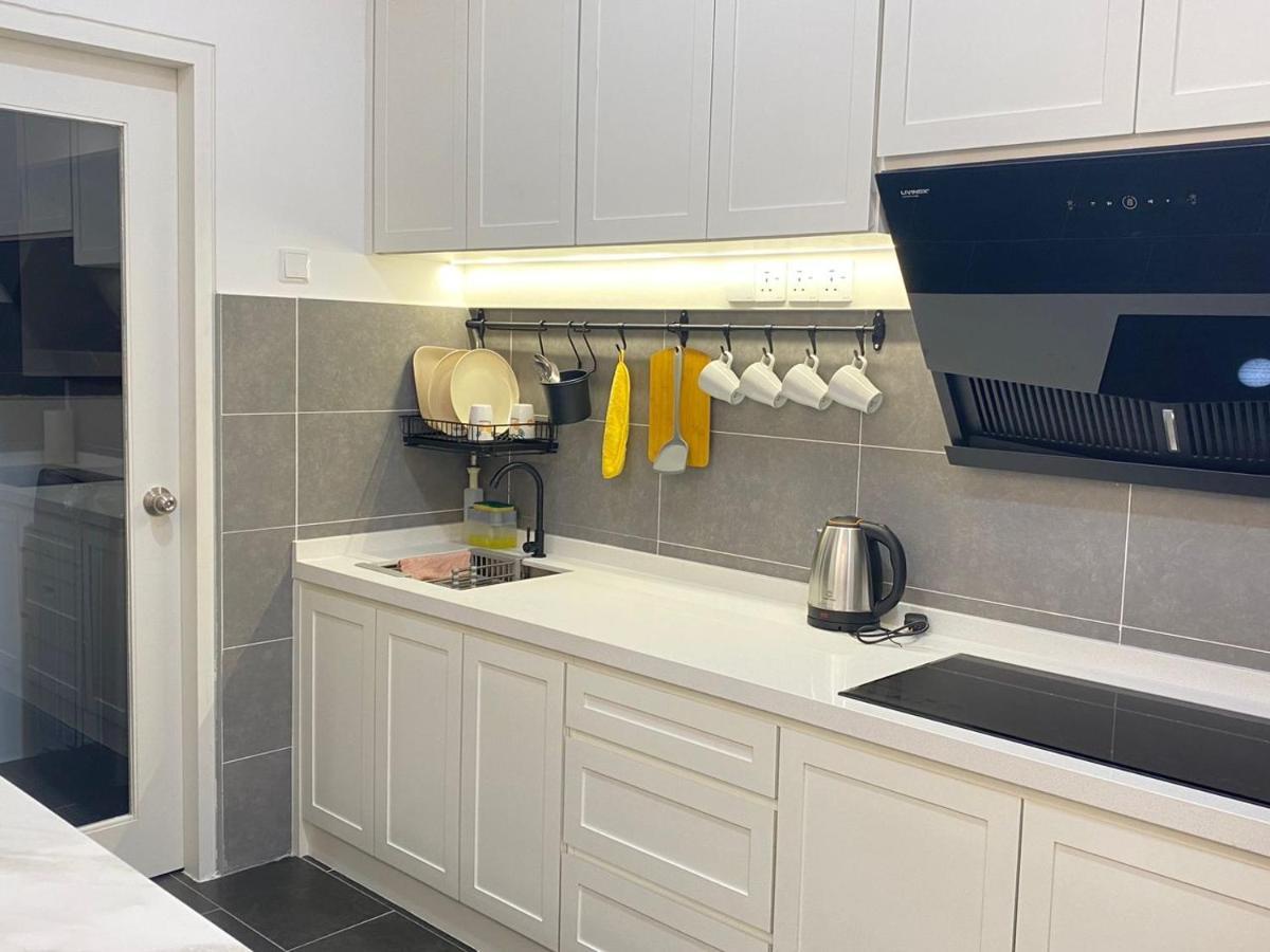 Cozywhite @ The Cove Hillside Residential Apartment