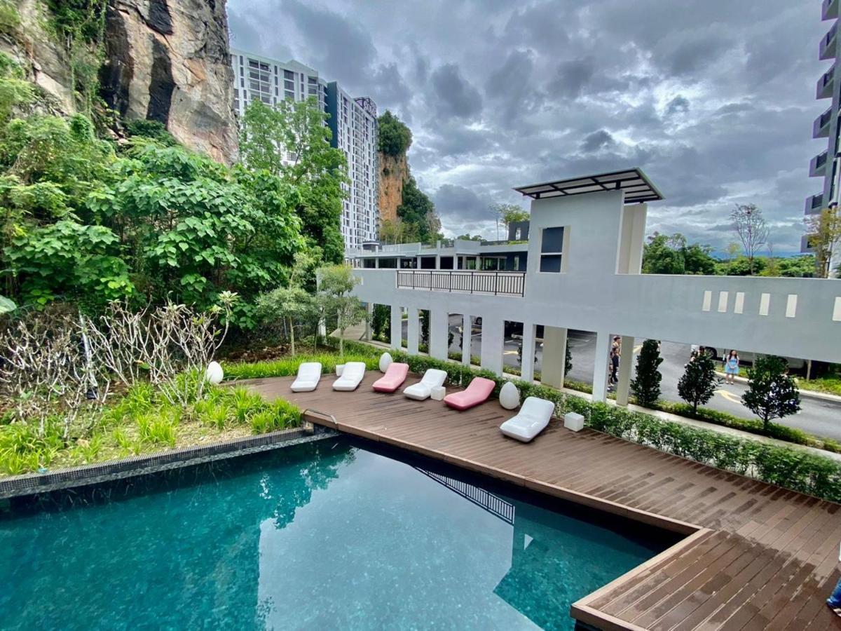 Cozywhite @ The Cove Hillside Residential Apartment
